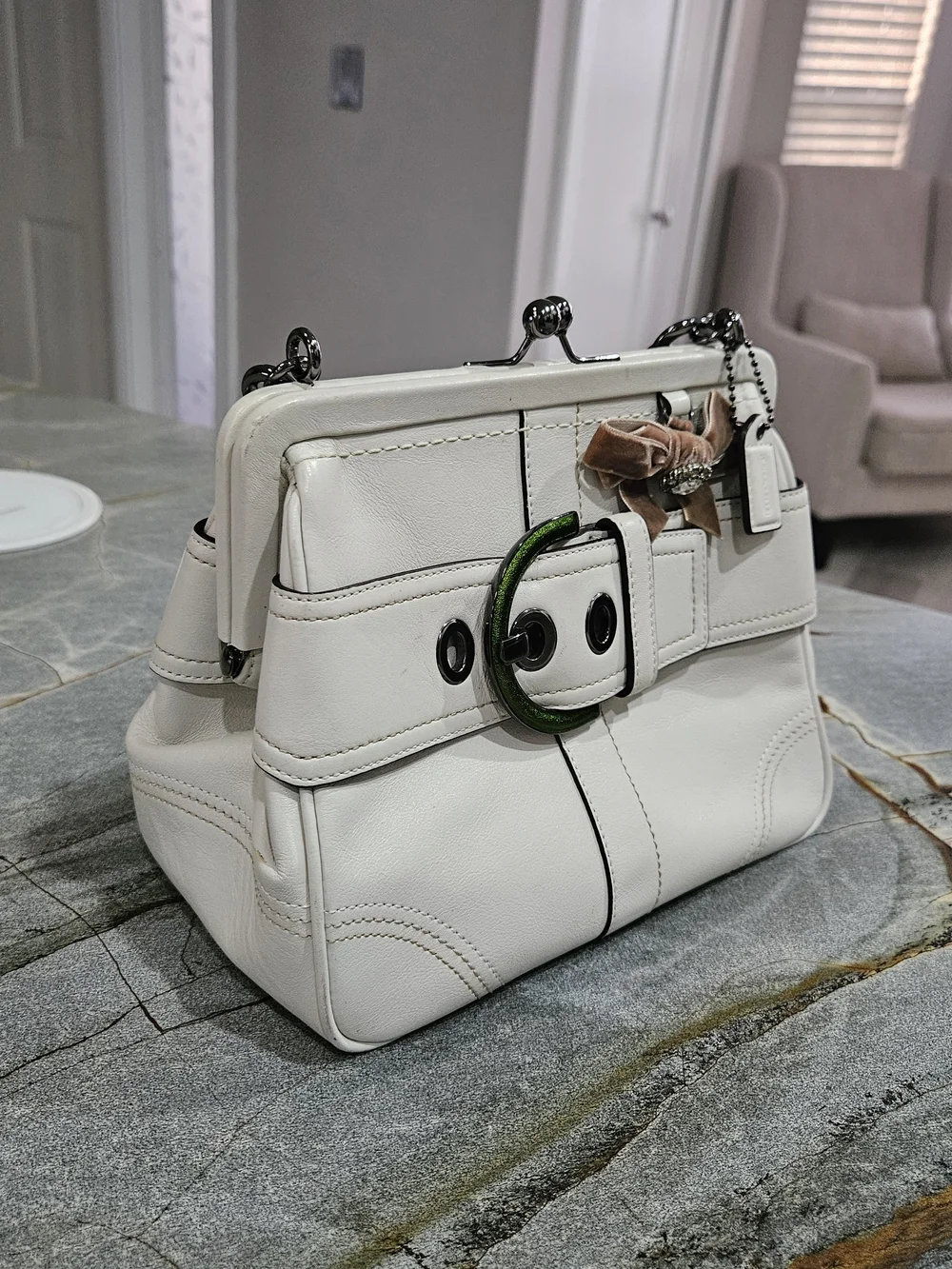 COACH Vintage Soho 8A12 Kisslock Frame Satchel Chalk Leather Velvet Bow Y2K